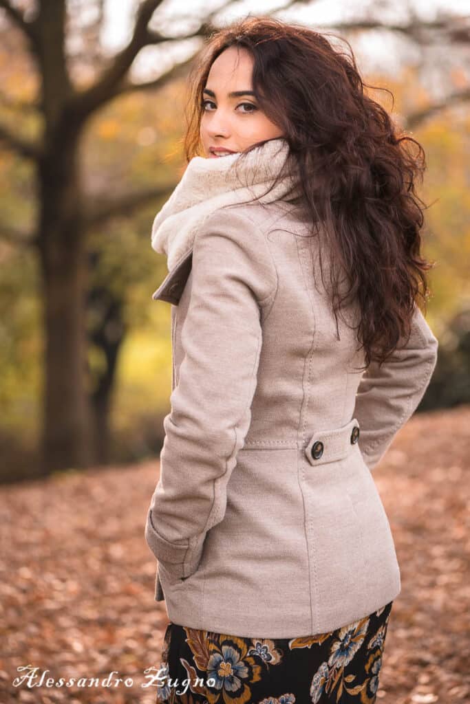 ragazza che posa per fotografia di moda al parco iris di Padova