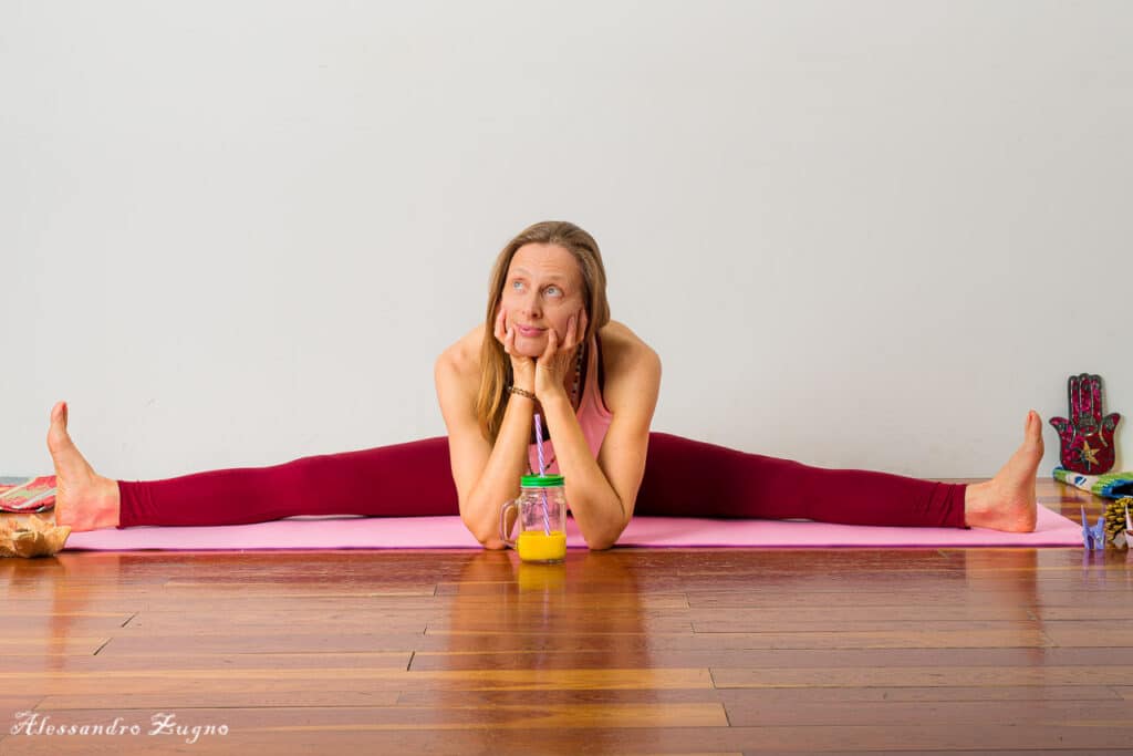 foto yoga donna in spaccata frontale