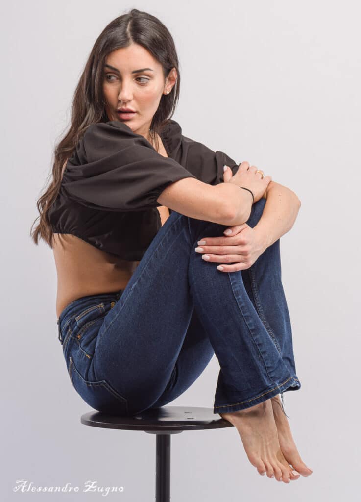 ragazza seduta con ginocchia al petto