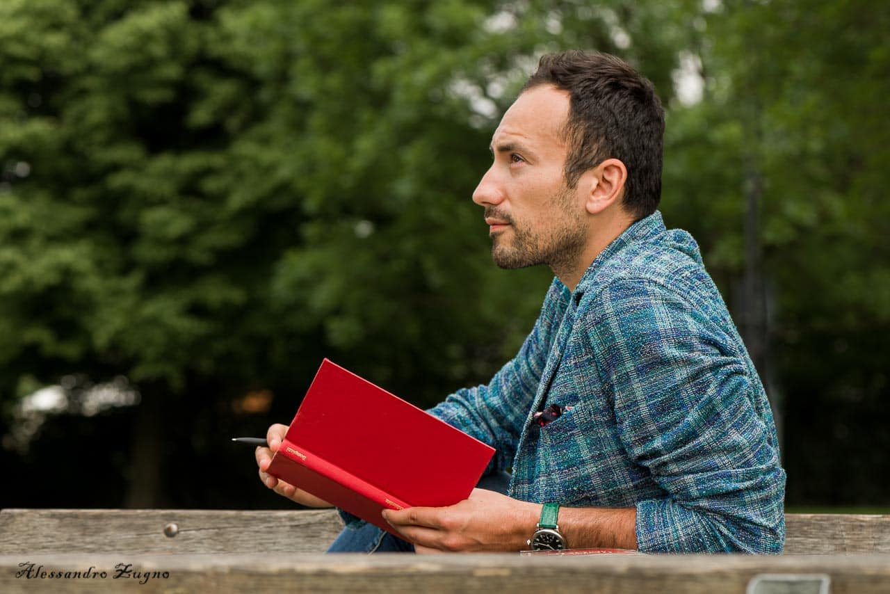 ragazzo al parco con libro