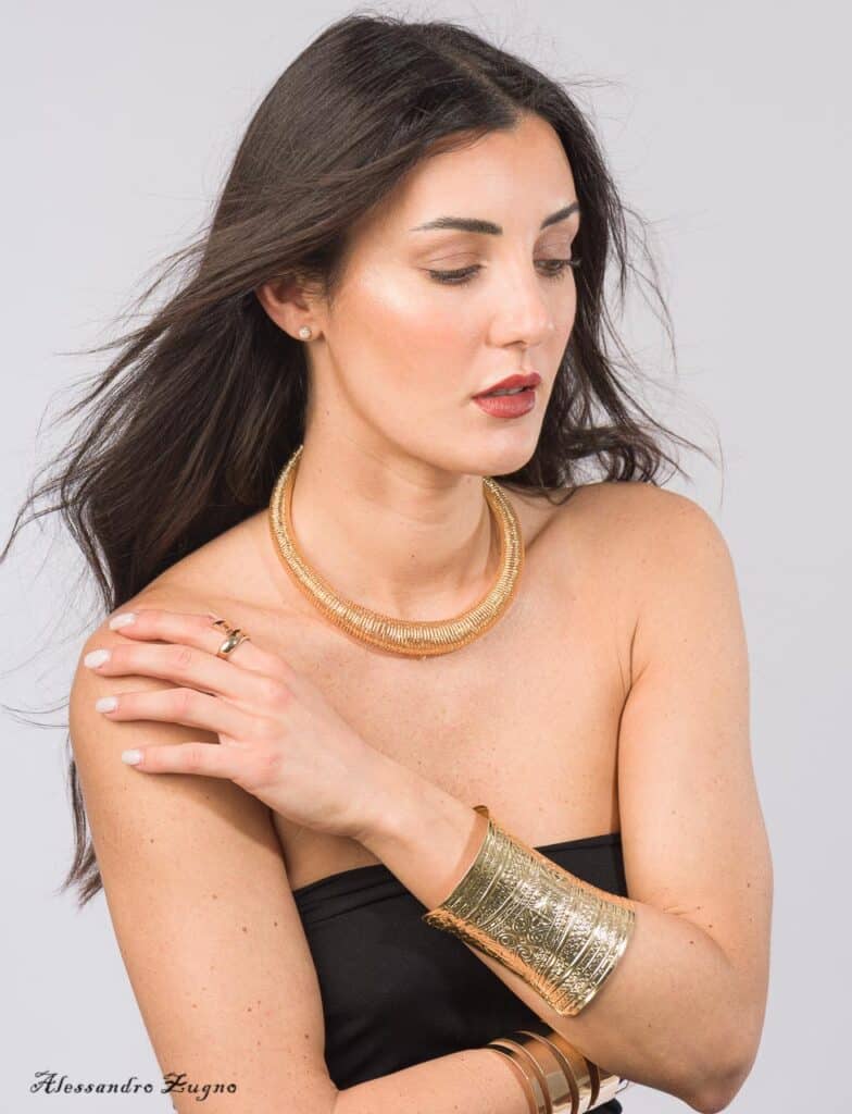 foto di modella con gioielli