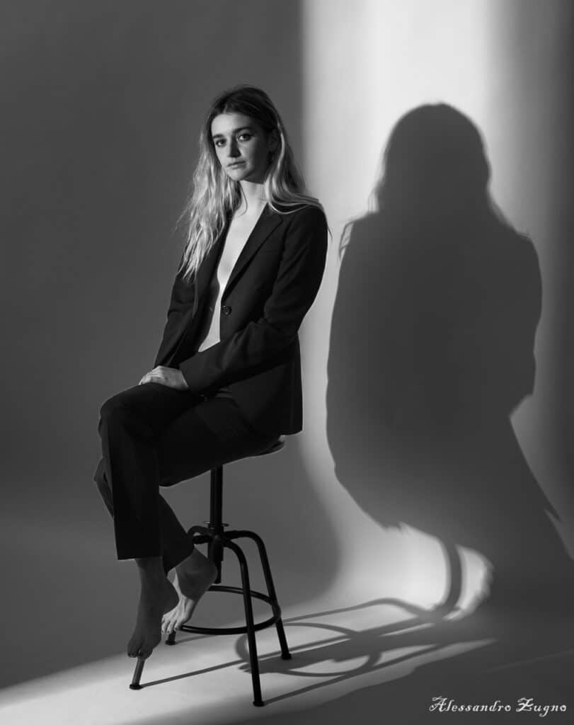 modella in posa seduta
