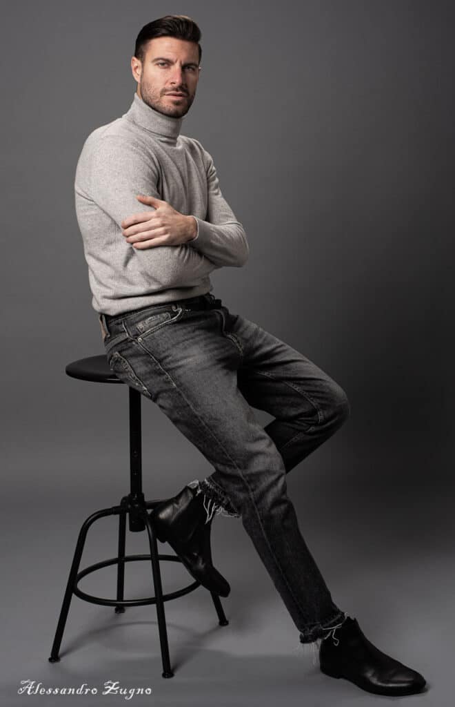 modello in posa per book fotografico uomo