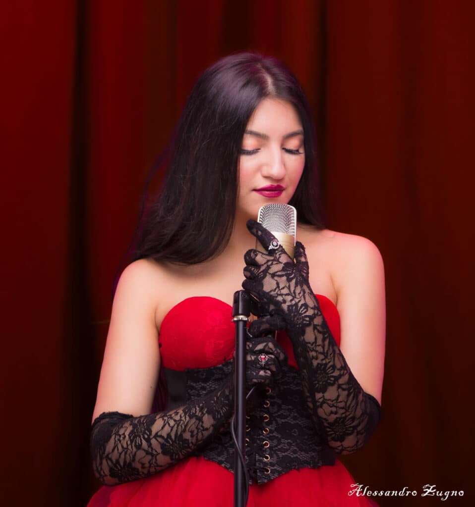 foto cantante con microfono vintage