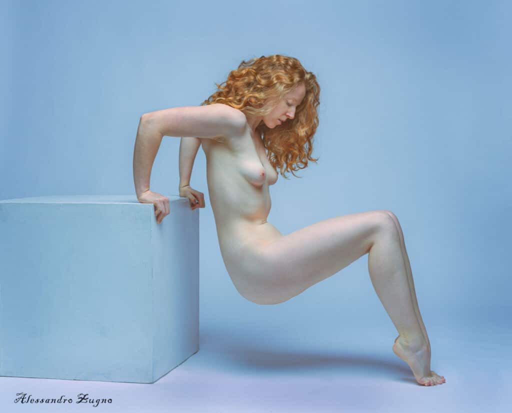 modella nuda in posa artistica