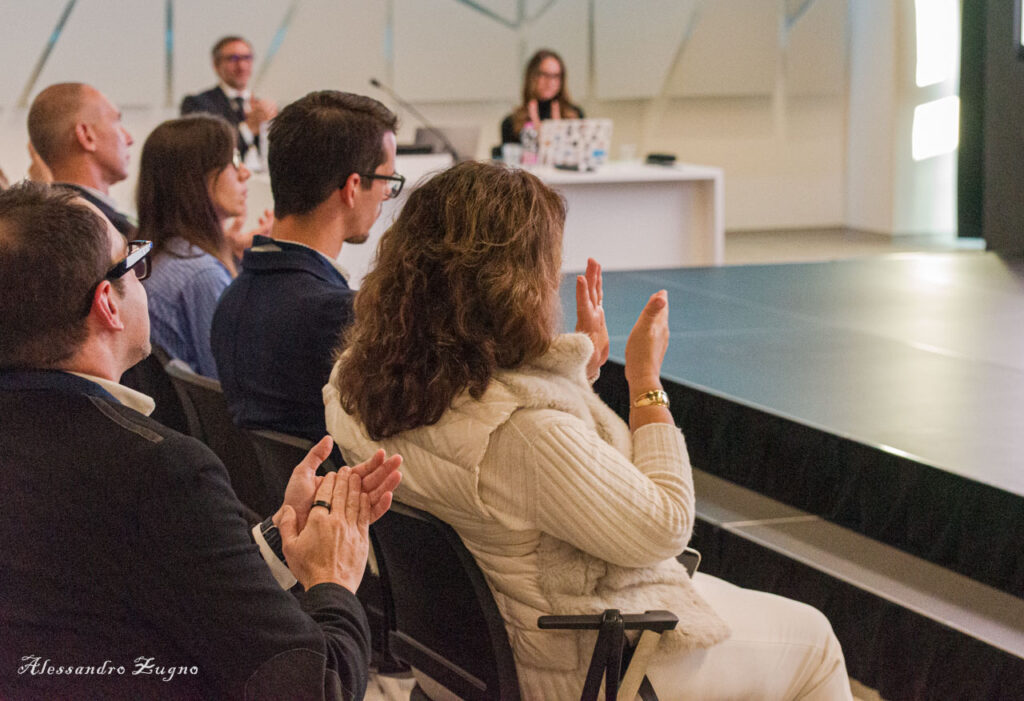 foto persone che applaudono durante evento aziendale