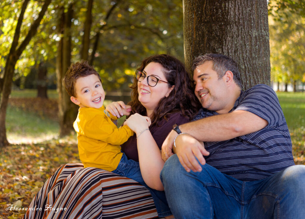 foto di famiglia felice al parco