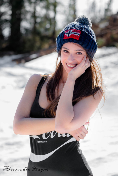modella in costumke sulla neve