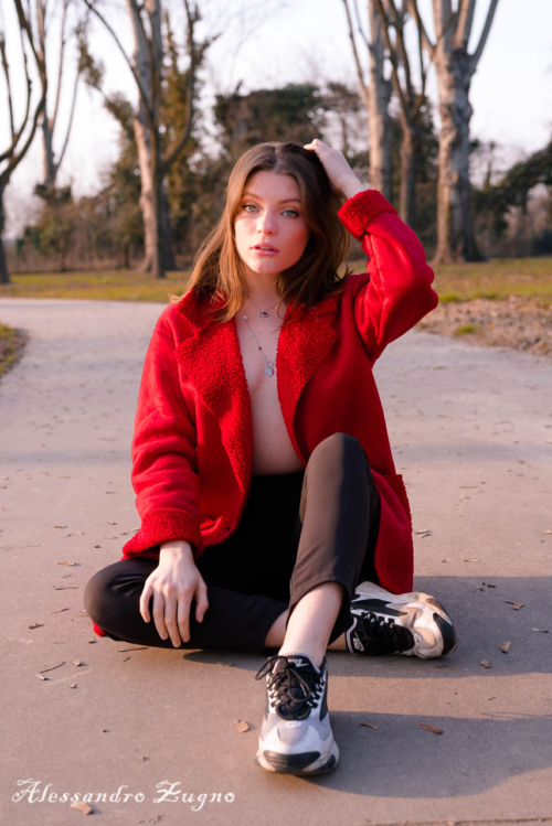 ragazza con giacca invernale in posa per foto
