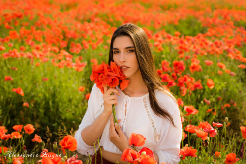 ritratto di ragazza con fiori rossi