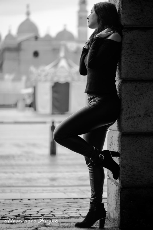 Foto in bianco e nero modella in posa