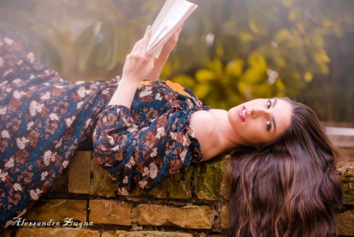 ragazza distesa su un muretto mentre posa per foto ritratto