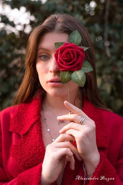 Parco del Roncajette Padova book fotografico glamour di ragazza con rosa