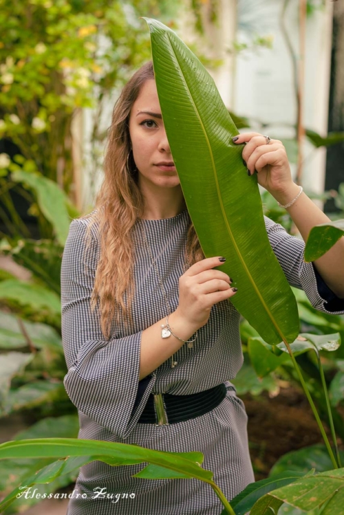 ragazza con pianta nelle serre dell'orto botanico di Padova