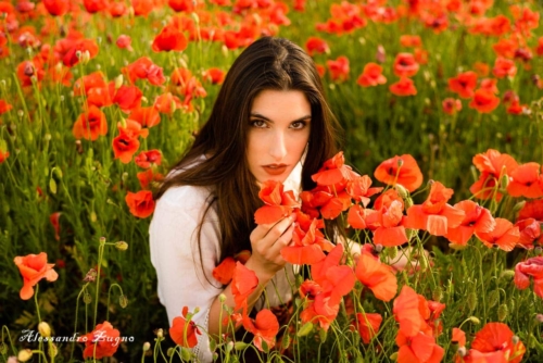 ritratto artistico di ragazza con capelli lunghi immersa nei fiori