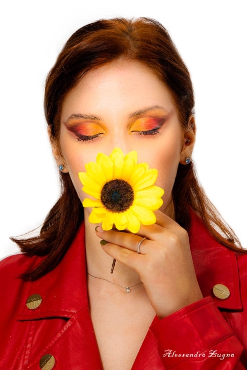 immagine ragazza con trucco e fiore