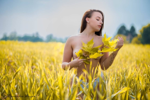 foto ragazza topless nella natura