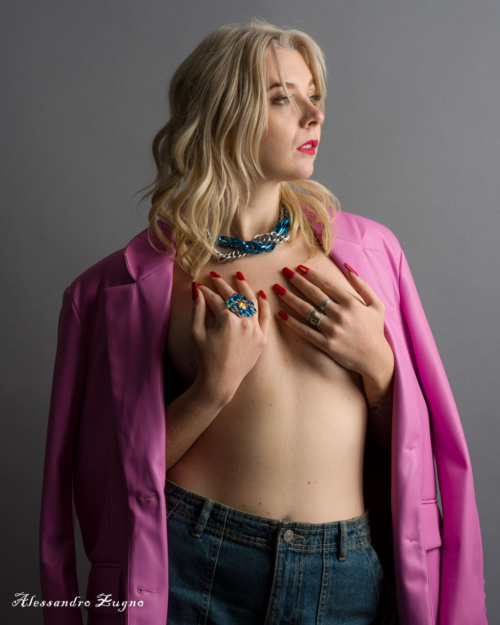 modella topless con blazer rosa