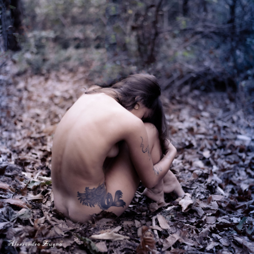 donna nuda nella foresta
