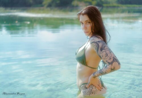 modella in posa sexy con bikini