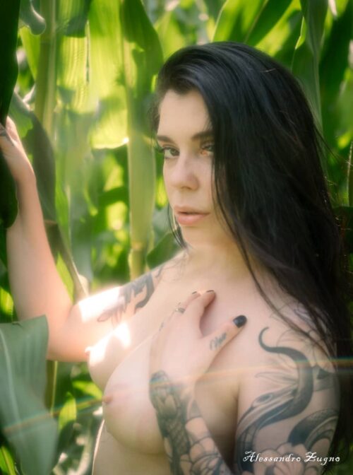 modella in topless in un campo