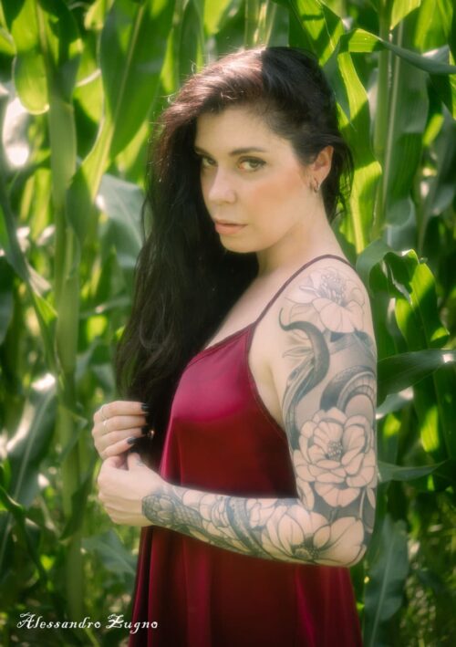 ritratto di donna con tatuaggi