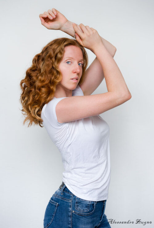 ritratto donna su sfondo bianco con luce naturale