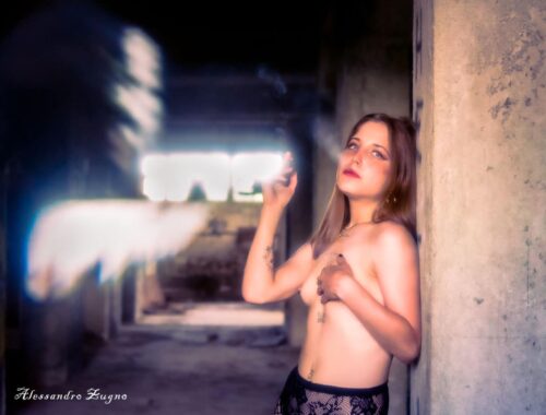 foto ragazza che fuma in posto abbandonato
