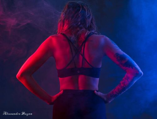 foto schiena fitness model luci colorate