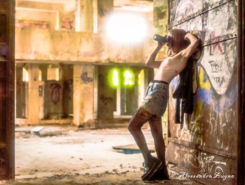 ragazza esplorazione urbex con fotocamera
