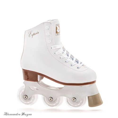 fotografia di prodotto pattini su sfondo bianco